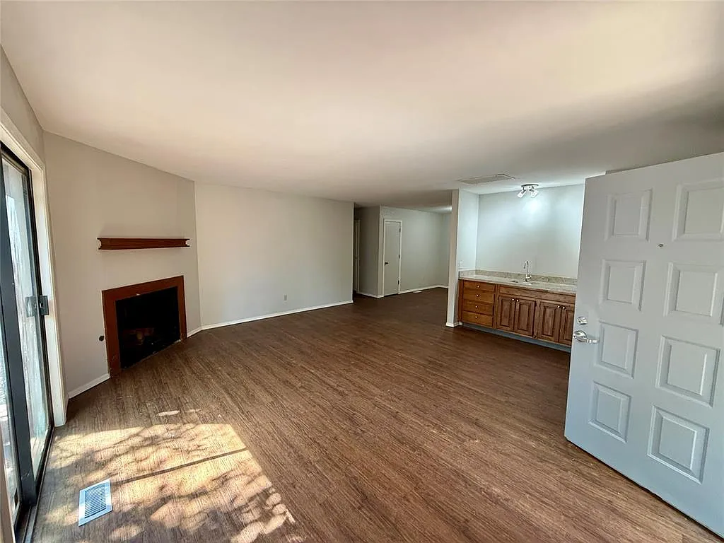 3 bed, 2.0 bath, 2732 sqft, $1,300 — Photo 3