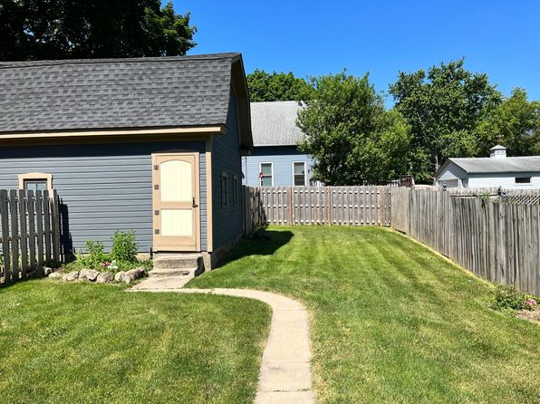 606 Olive St, Woodstock, IL 60098
