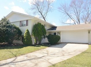 10 Greenwood Ct N, Buffalo Grove, IL 60089