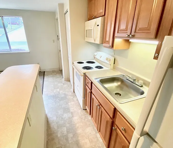 E Maple St — Photo 34