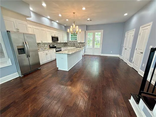 3 bed, 2.0 bath, 2124 sqft, $2,650 — Photo 2