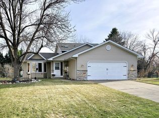9243 Queens Gdn N, Brooklyn Park, MN 55443
