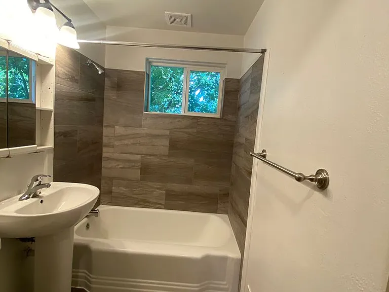 5 bedroom, 2 bath House-Cheney! Right on campus!! — Photo 11