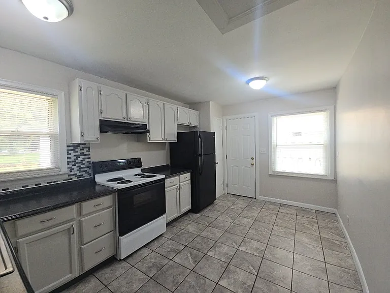 1011 Blakley Dr — Photo 5