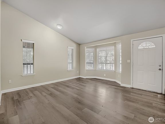 4th image of 11012 195th Avenue E