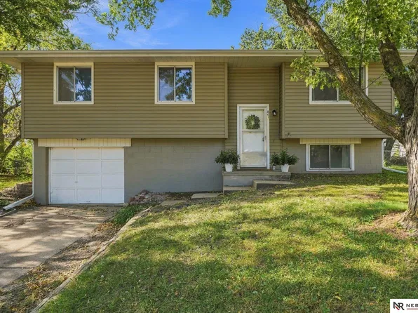 801 Prairie Ct, Hickman, NE 68372