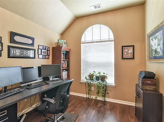 4th image of 4007 Greenwood Way