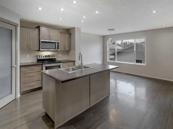 36 S Copperstone Ct SE, Calgary, AB T2Z 0J4