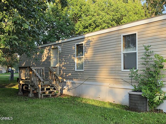 2nd image of 915 6th Ave NW