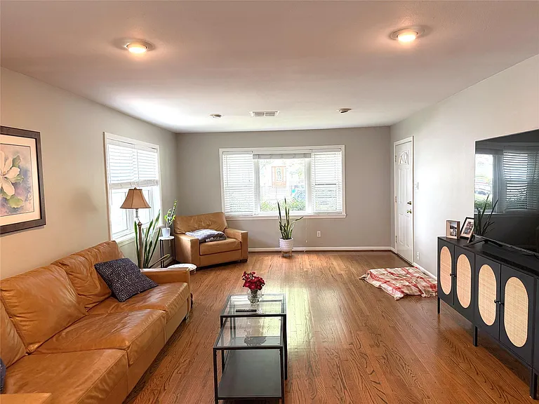 1121 Columbia St — Photo 3