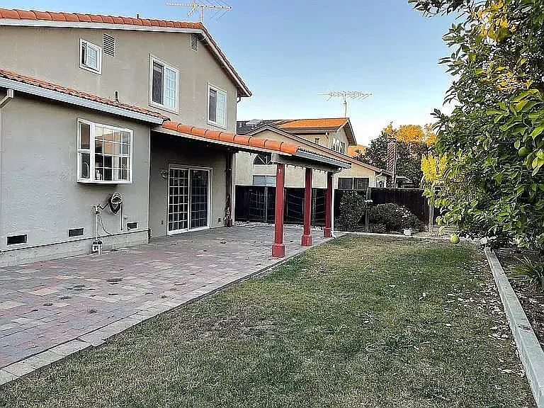 310 Laguna Dr — Photo 2