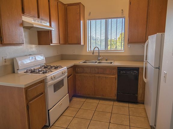 3rd image of 1015 E 5th St APT 303