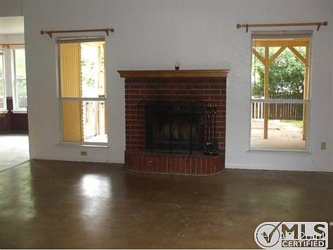 living room w/fireplace