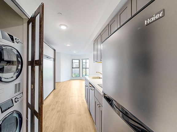 4th image of 1532 Howard St #202