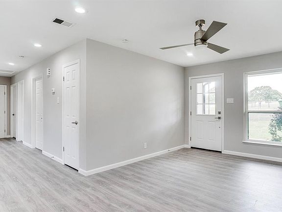 5th image of 910 W College St