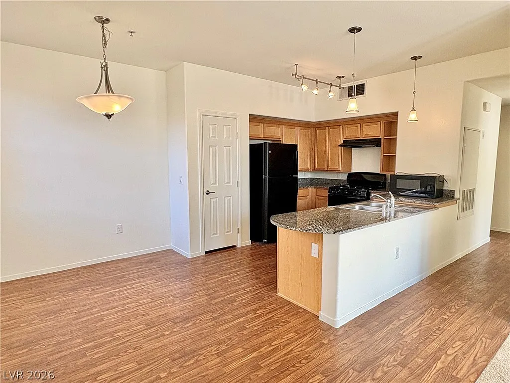 3 bed, 2.0 bath, 1268 sqft, $1,740 — Photo 4