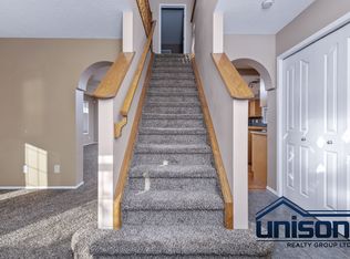 27 E Prestwick Lndg SE, Calgary, AB T2Z3S3