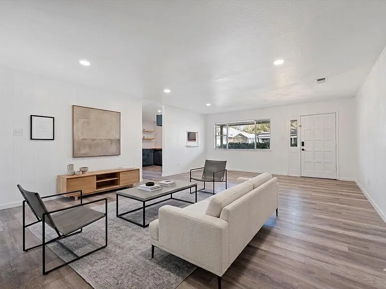 1106 Hackberry Dr — Photo 1