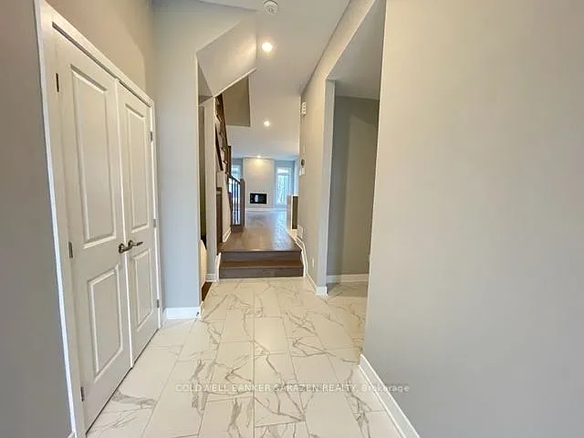 330 Whitham Cres — Photo 4