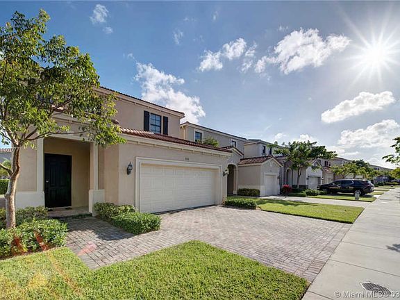 3rd image of 808 NE 193rd Ter