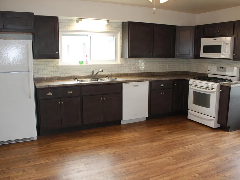 17' x 13'6" Eat-in Kitchen