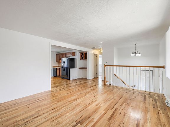 5th image of 301 Moss St