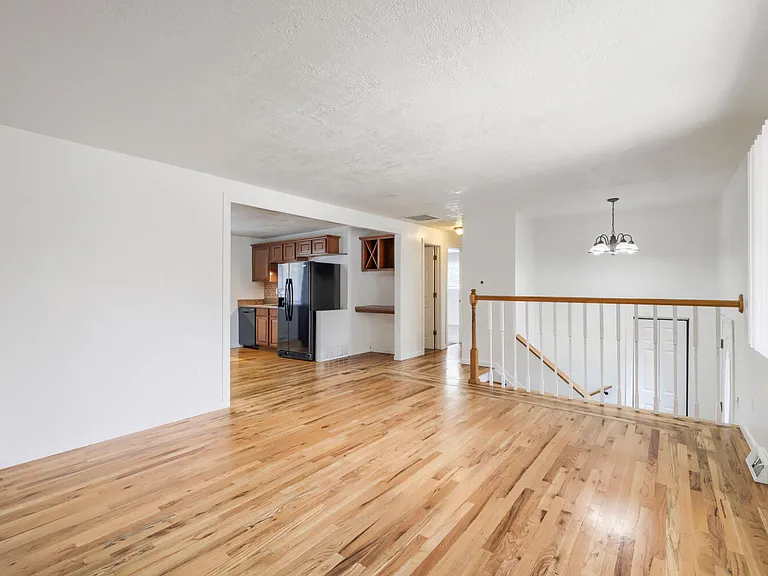 301 Moss St — Photo 5