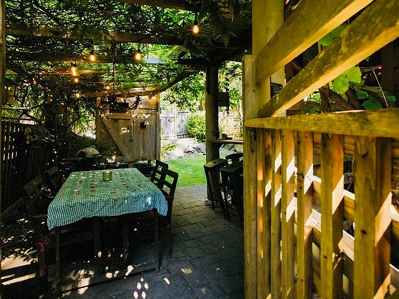 4th image of 1131 Emery Rd #1