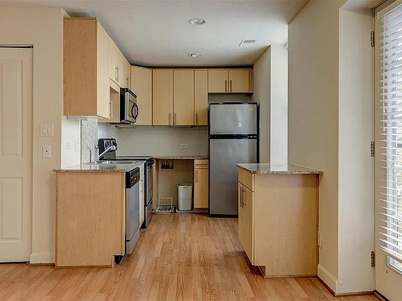 4th image of 5696 Kingsbury Ave