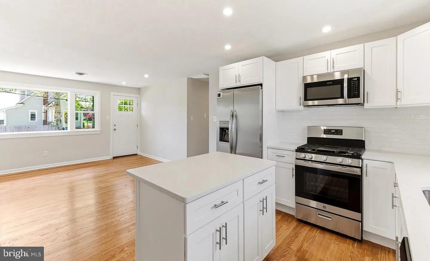 3 bed, 1.0 bath, 1820 sqft, $2,800 — Photo 2