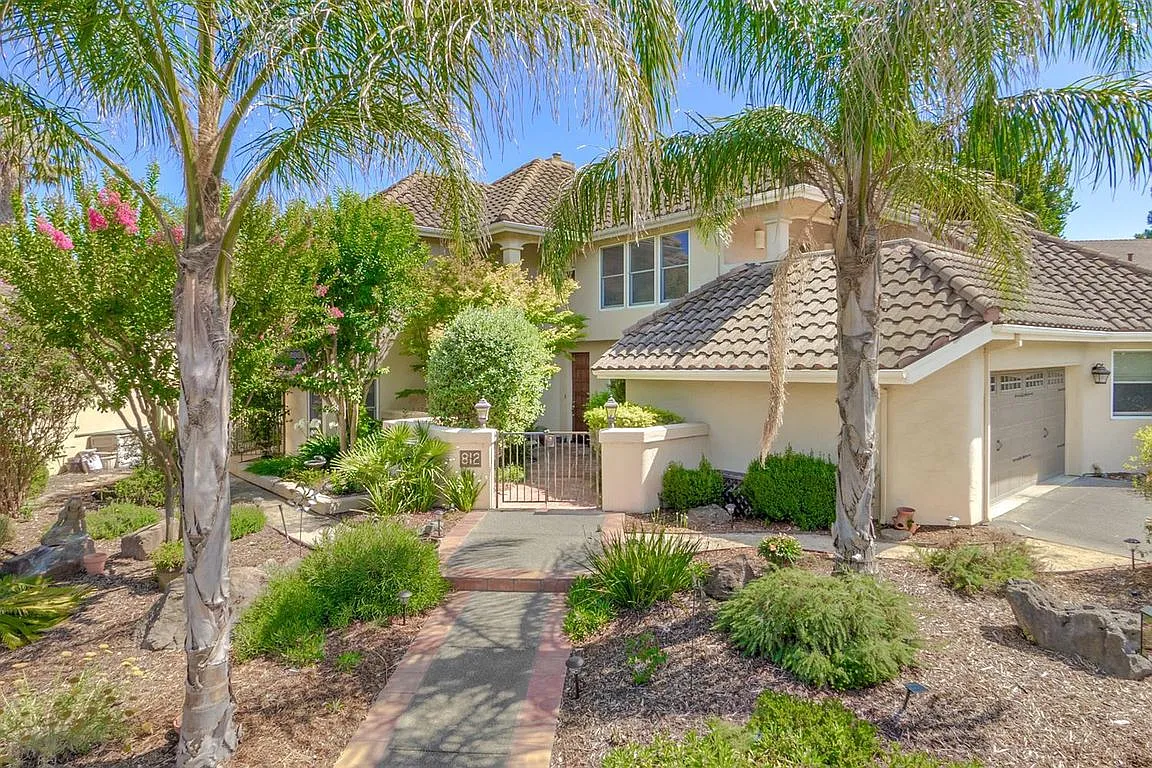 812 Harrier Pl photo 1