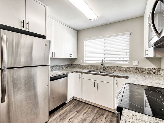 3rd image of 1005 N Mollison Ave APT 26