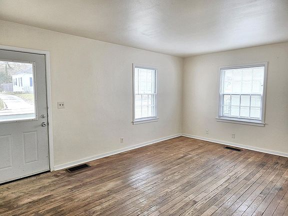 3rd image of 1015 Palmer Ave