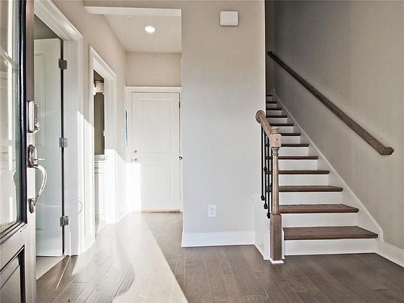 2nd image of 722 Mulberry Cir