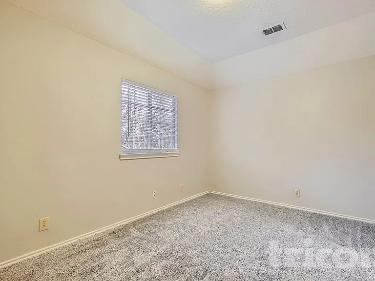 1215 Farnsworth Dr — Photo 9