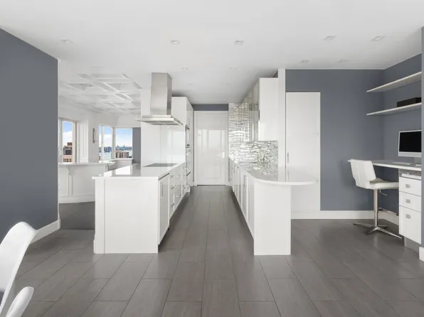 200 East 69th Street image 4 of 29