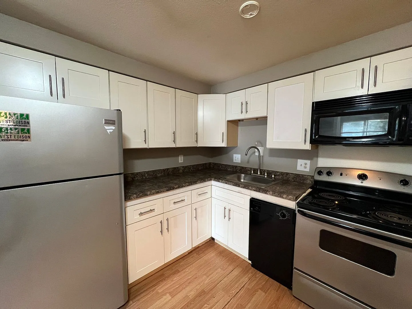 1 Bedroom 1 Bathroom Apartment in East Denver **Move-In Special** — Photo 2