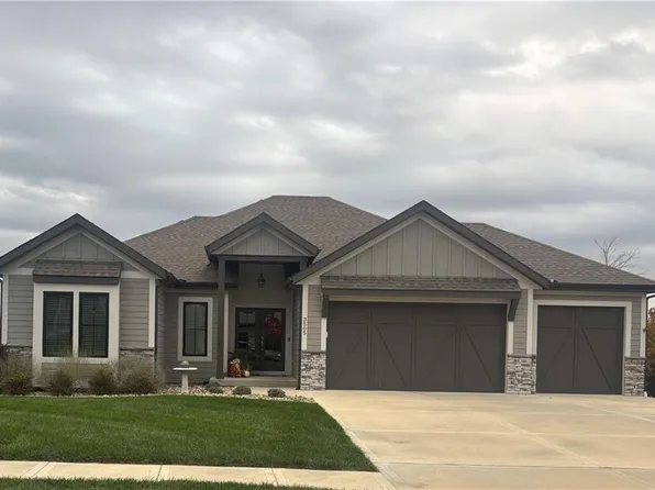 5794 NW Black Oak Ct, Parkville, MO 64150