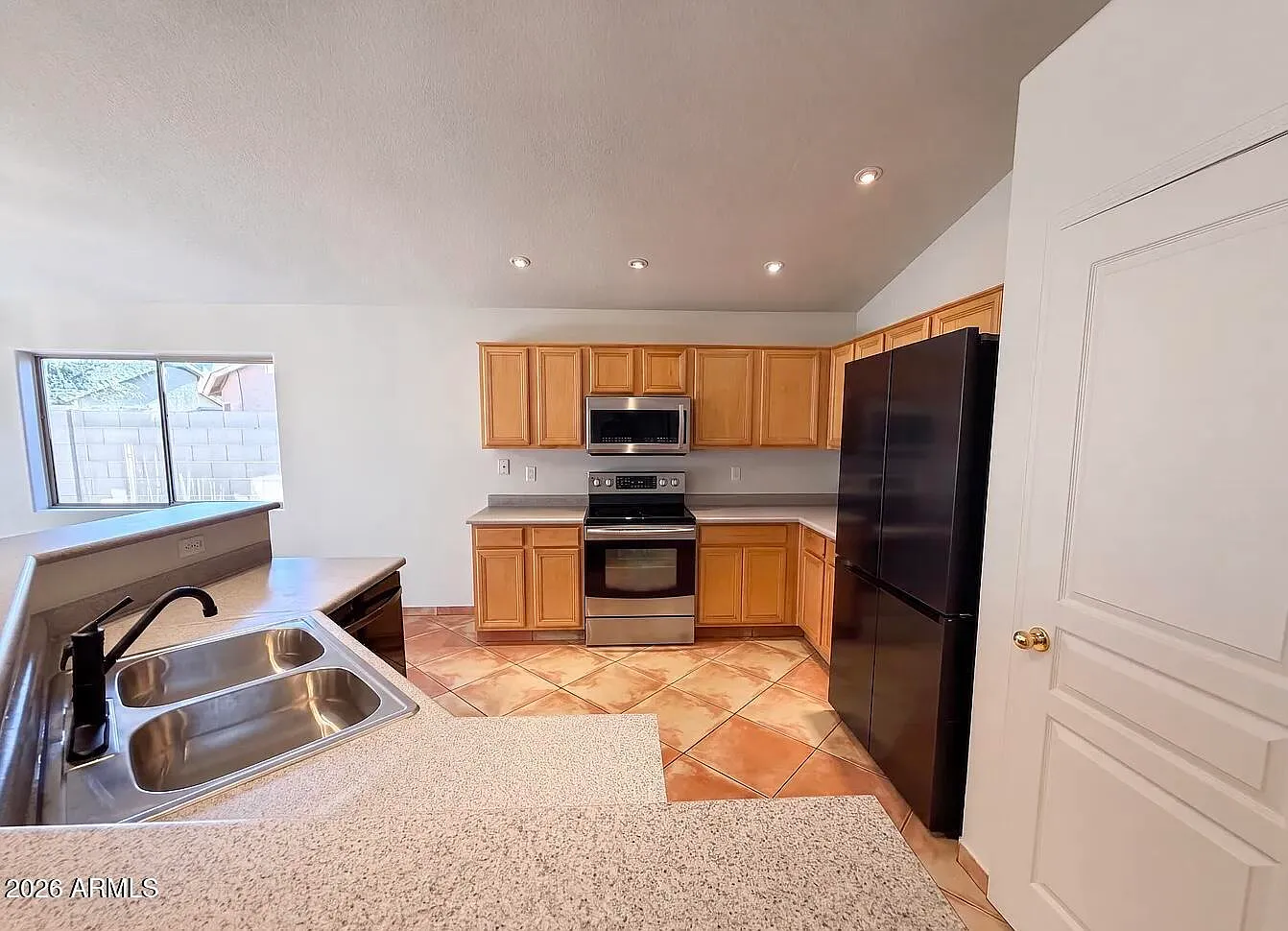3 bed, 2.0 bath, 1838 sqft, $1,350 — Photo 3