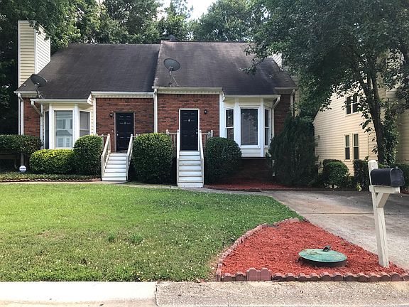 Charming End unit Townhome with yard
