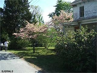 2nd image of 2401 Lincoln St