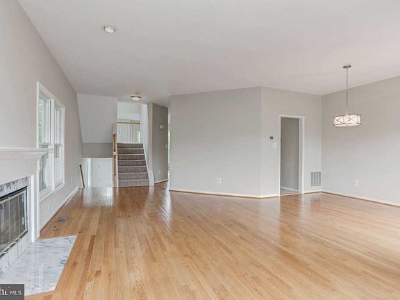 4th image of 5100 Woodford Dr