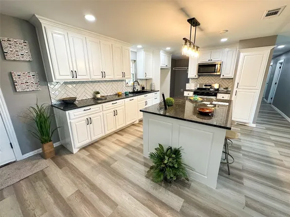 1105 N Main St, Leonard, TX 75452