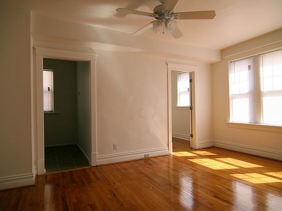 3rd image of 4415 Pershing Ave APT 101