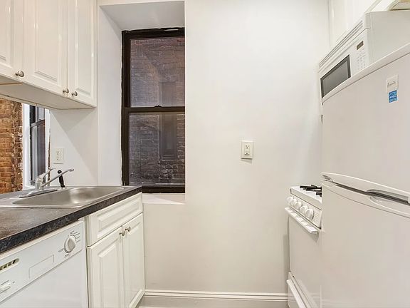 4th image of 412 W 49th St APT 4C