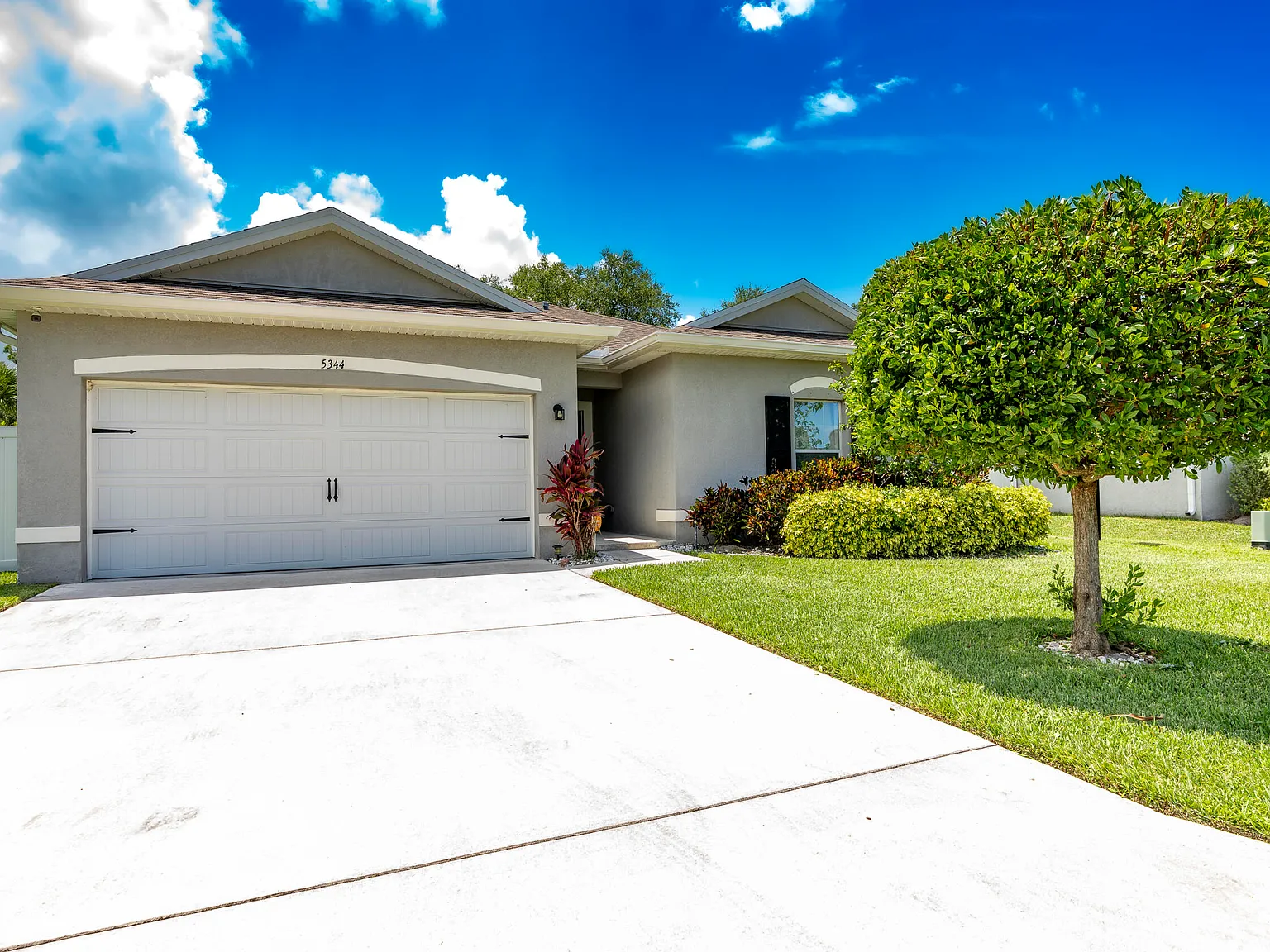 3 bed, 2.0 bath, 1460 sqft, $2,300 — Photo 2