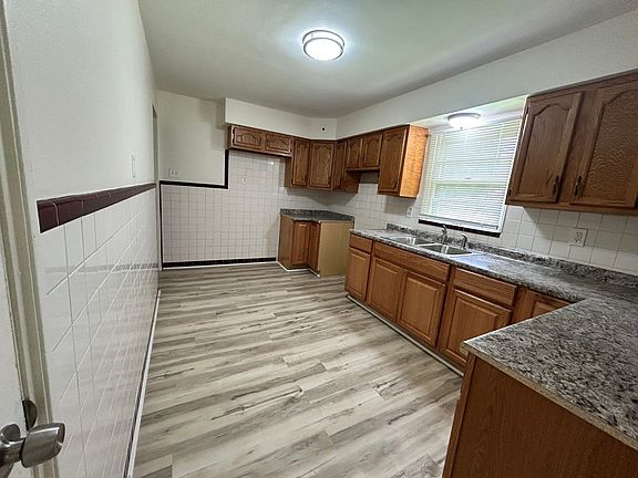 4th image of 2611 Shirley Ave