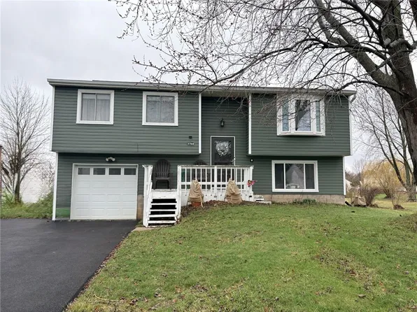 5764 Clover Meadow Ln, Farmington, NY 14425