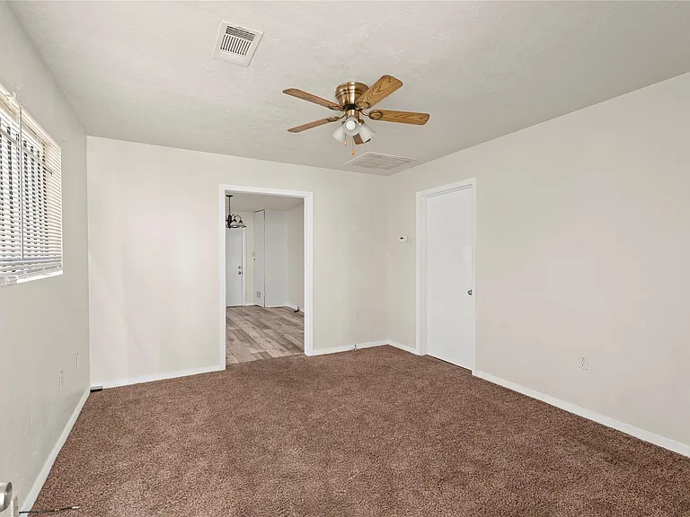 4906 Farmer St — Photo 2