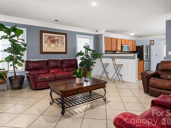 5th image of 2106 Buckleigh Dr